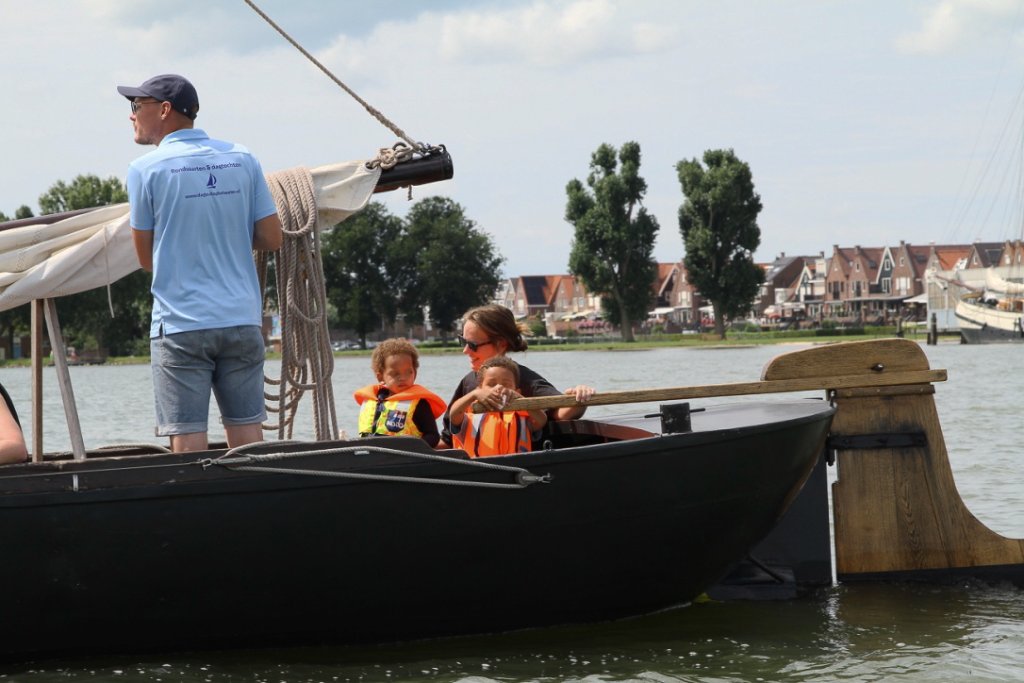 Kinderen aan het roer in Volendam