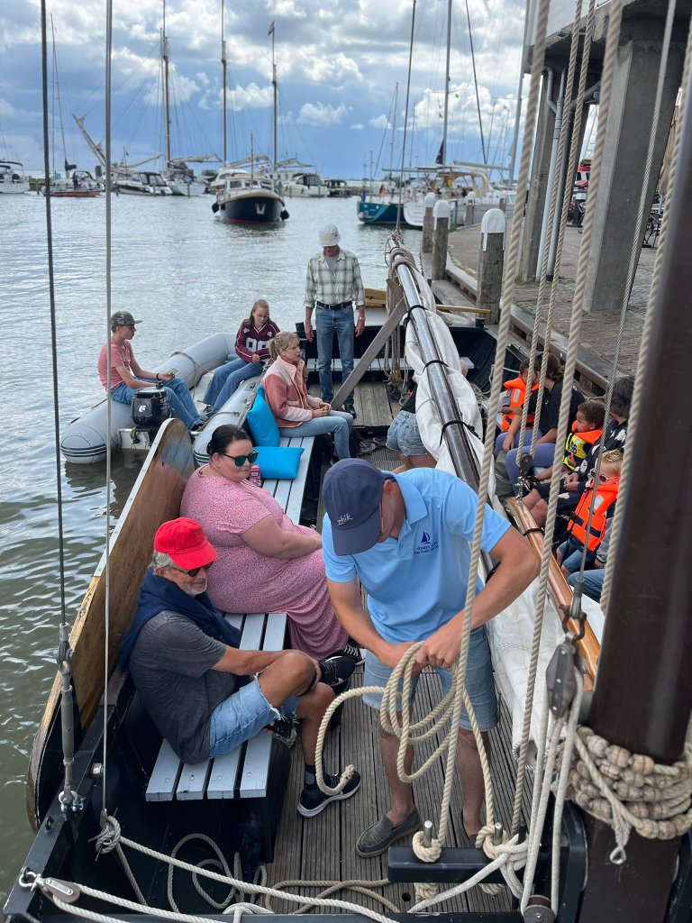 Gasten aan boord in de haven van Volendam