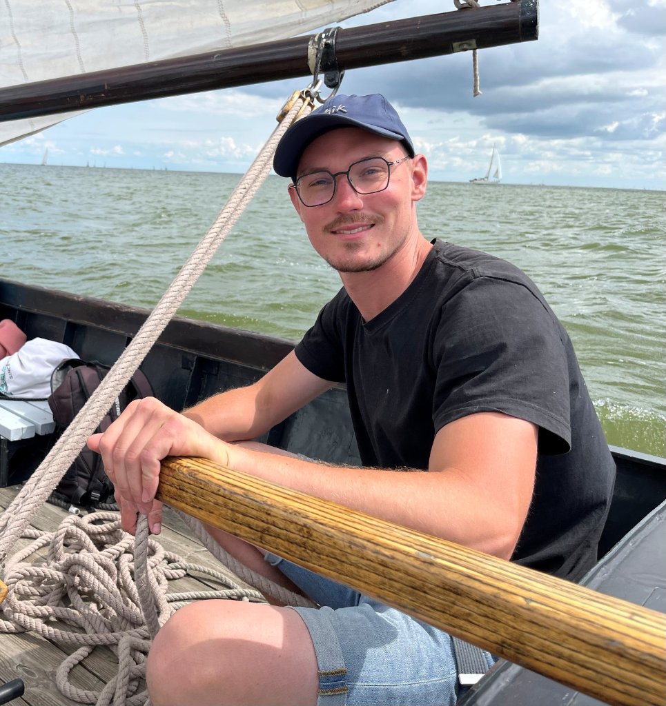 Schipper Wesley aan het roer van de historische platbodem