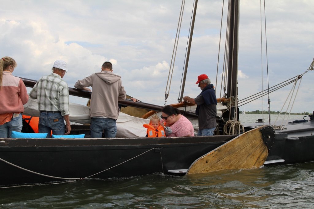 Gasten helpen met de zeilen