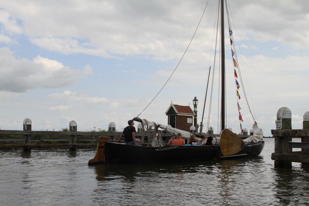 Historische platbodem vaart de haven uit