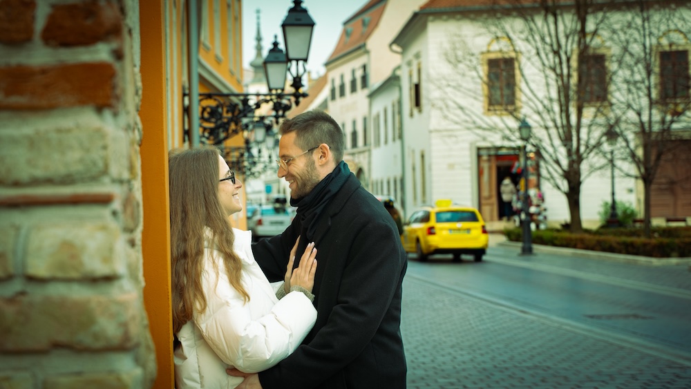 Couple photo session Budapest — embracing in Castle District street