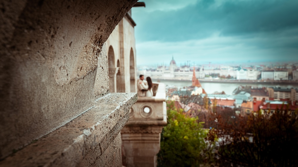 Photo tour Budapest — couple at Fisherman's Bastion with Parliament view