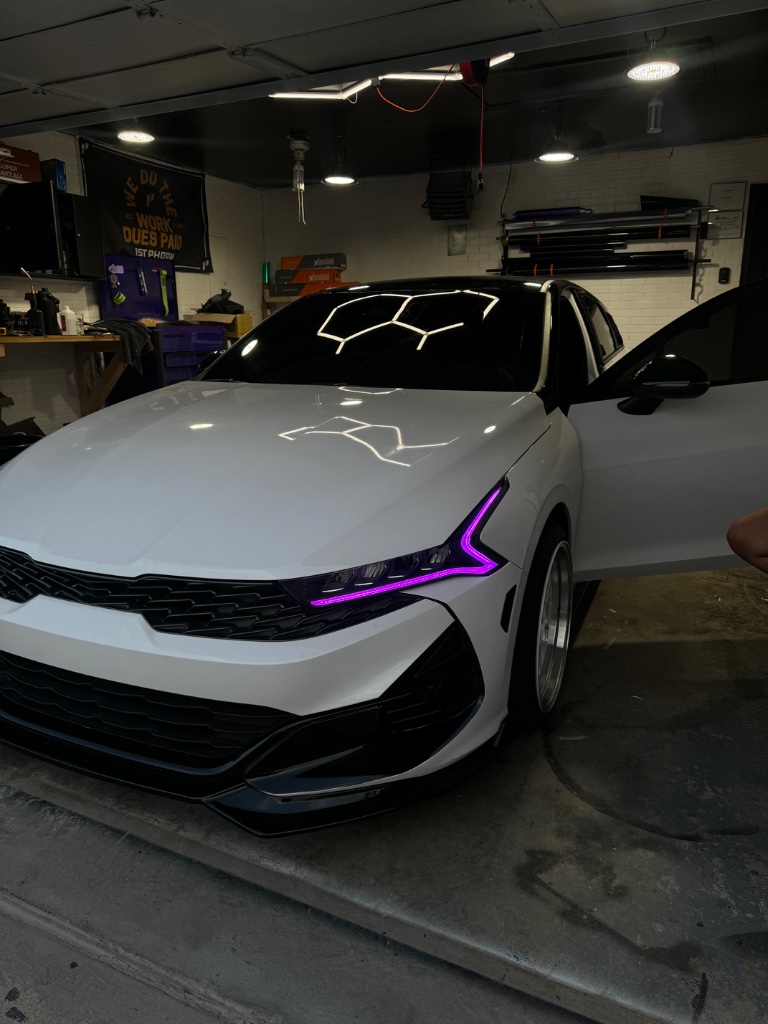 White Kia K5