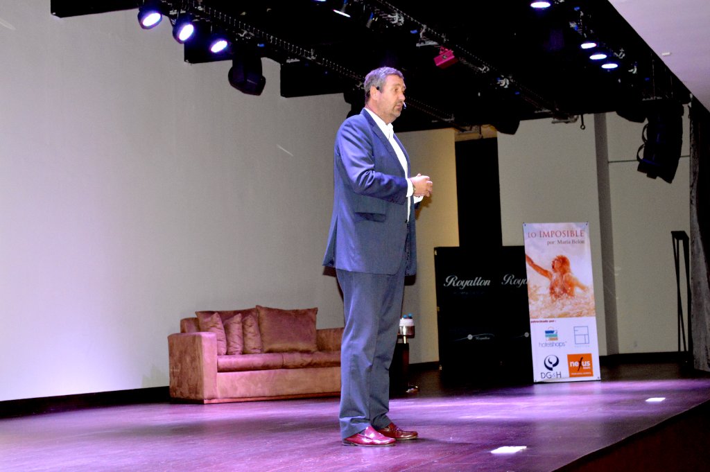 Raúl Castro en el escenario durante la conferencia Lo Imposible, junto a María Belón