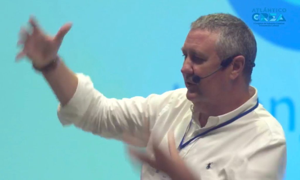 Raúl Castro durante una conferencia, en actitud comunicativa