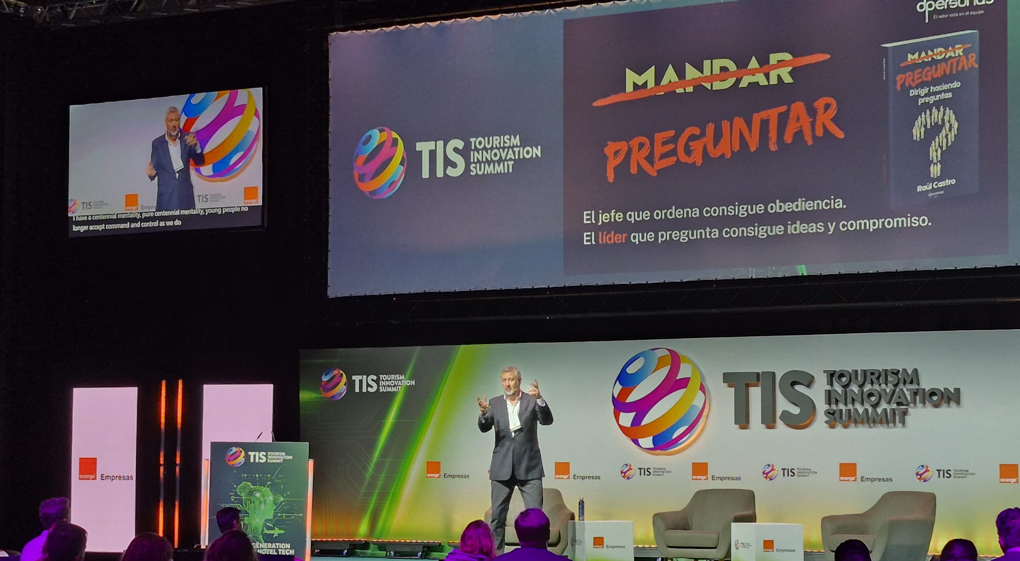 Raúl Castro en el escenario con la presentación de PREGUNTAR: el jefe que ordena consigue obediencia, el líder que pregunta consigue ideas y compromiso
