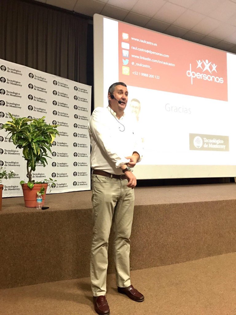 Raúl Castro impartiendo una conferencia sobre liderazgo y futuro del trabajo ante un auditorio universitario en el Tec de Monterrey