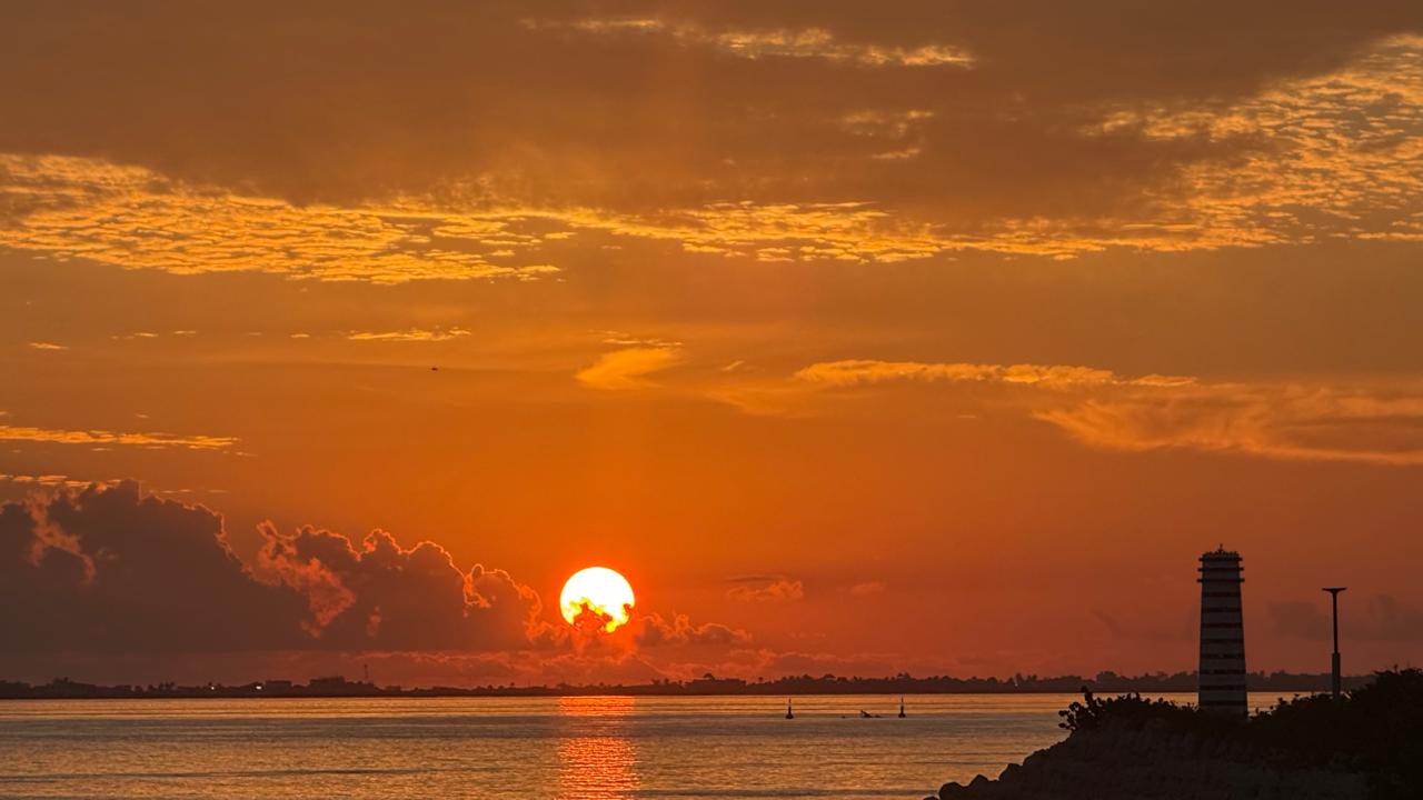 El faro al atardecer