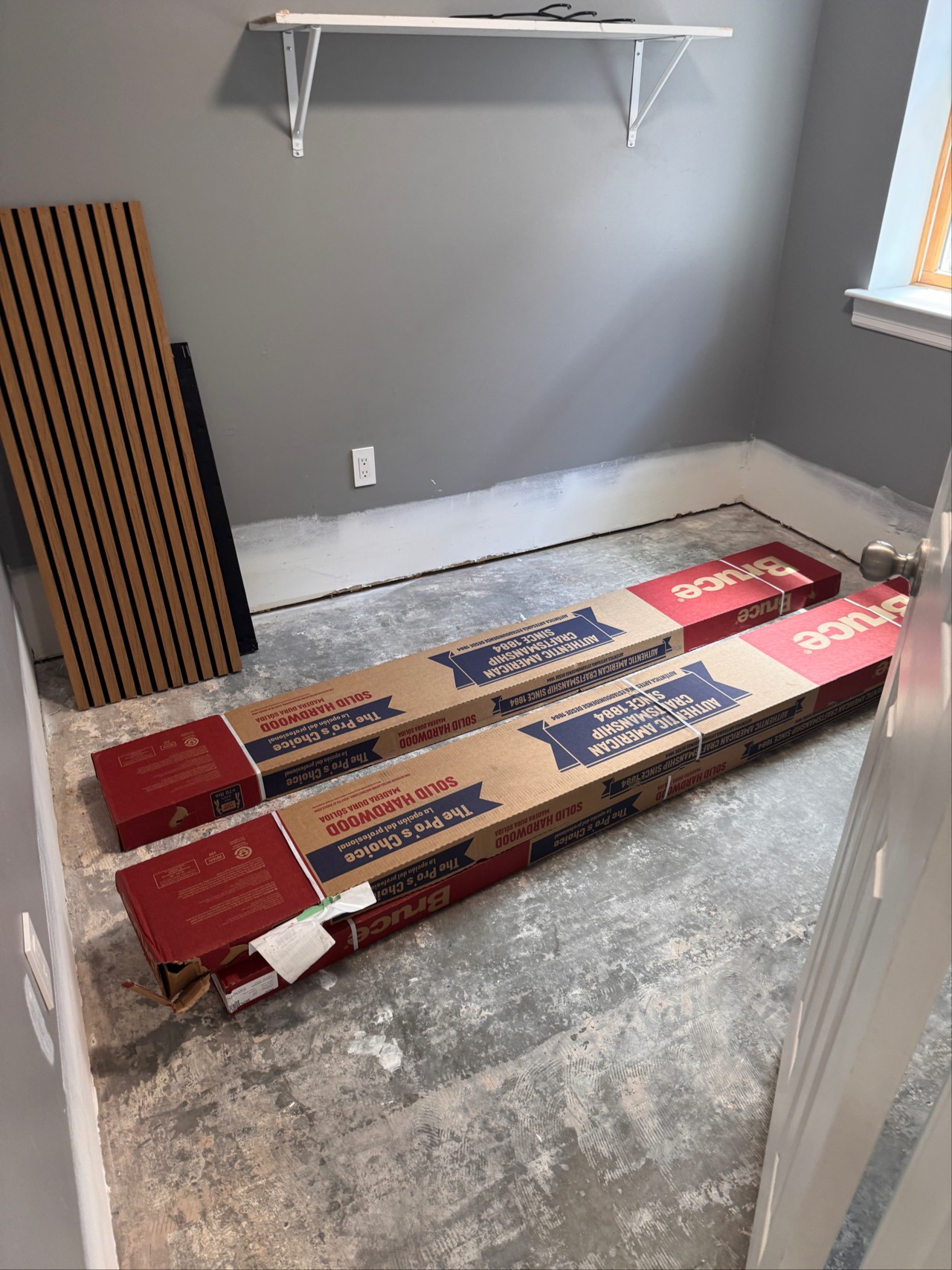 Before — Living Room — Hardwood & Accent Wall