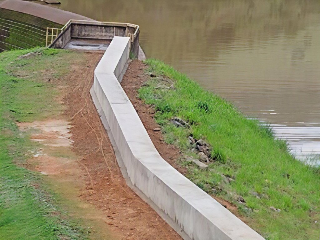 Obras civis — muro de concreto em margem de represa