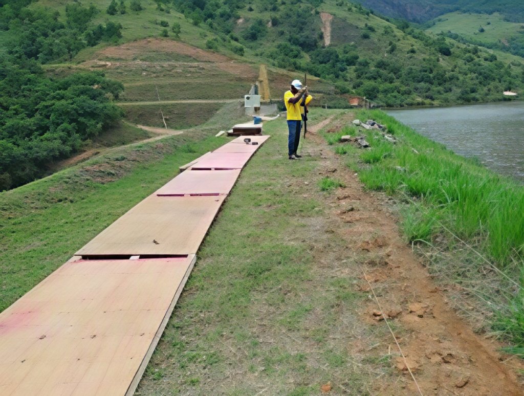 Obras civis — passarela estrutural em margem de lago