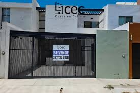 Casa Minimalista con Portón de Slats en Colima Centro