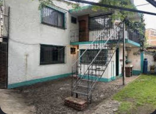 Departamento con balcón y escalera exterior metálica