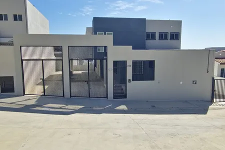 Casa Bicolor con Cochera Cerrada