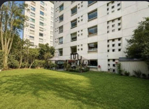 Departamento en torre blanca con áreas verdes y terraza