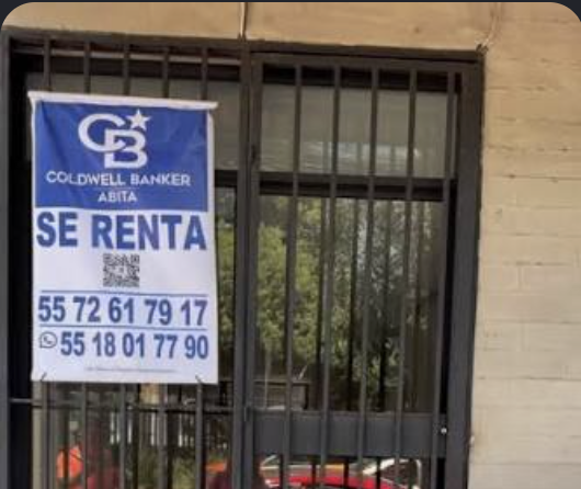 Local a pie de calle con rejas y banner en Mérida