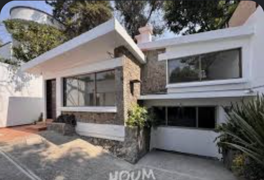 Casa blanca con revestimiento de piedra natural