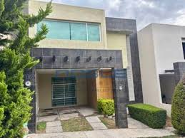 Casa con Revestimiento de Piedra y Ventanal en Ladrillera