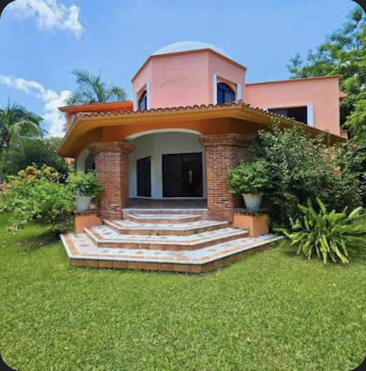 Casa estilo colonial con cúpula y porche de ladrillo
