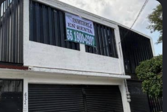 Local de dos niveles con rejas en centro histórico
