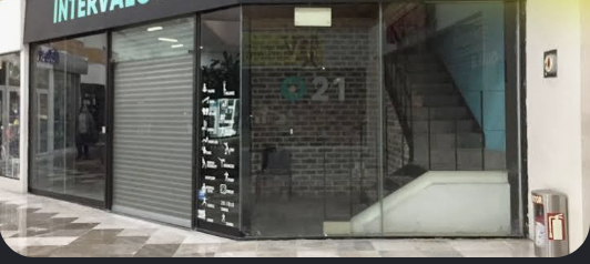 Local con mezzanine y ladrillo expuesto en Roma Norte