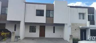 Townhouse Moderno con Acabados en Piedra