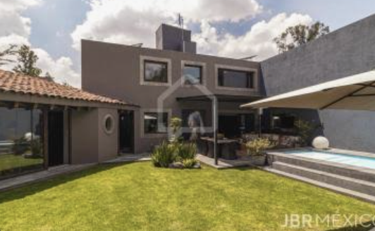 Casa moderna con alberca y jardín posterior