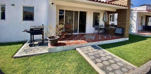 Casa con terraza rústica, asador y patio pavimentado