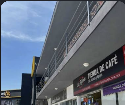 Local en plaza con volado de concreto en Juriquilla