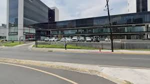 Local Comercial con Fachada de Cristal en Zona Corporativa de Santa Fe