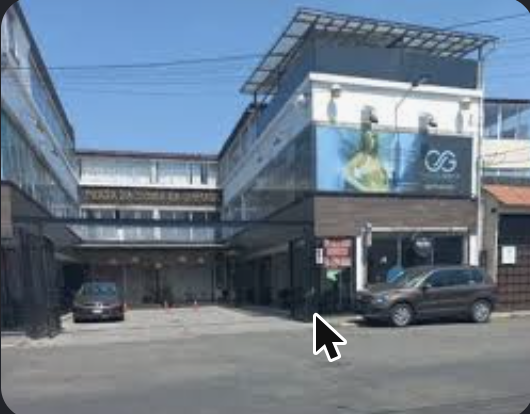 Local en plaza corporativa con terraza en Cumbres