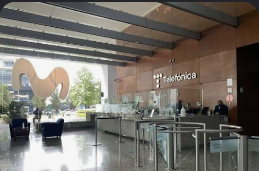 Lobby corporativo con control de acceso en torre de oficinas