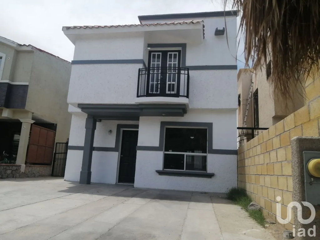 Casa Blanca con Balcón y Teja en Prados Tepeyac