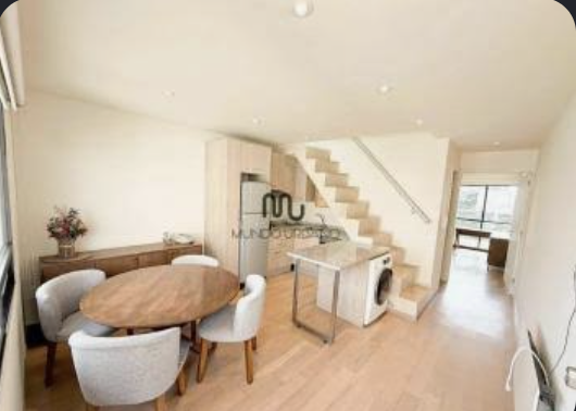 Loft de dos niveles con entrepiso y cocina abierta
