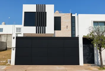 Casa Contemporánea con Revestimiento de Piedra en Paseo del Valle
