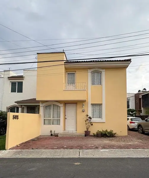 Casa Amarilla con Balcón y Terracota