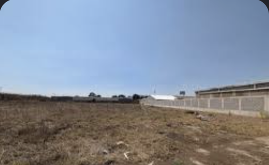 Terreno con muro calado en zona de crecimiento