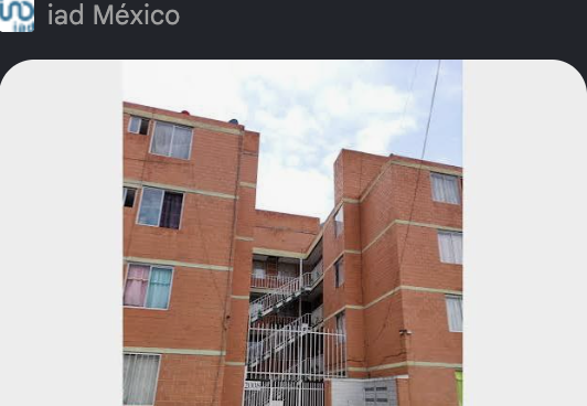 Departamento en conjunto de ladrillo con escaleras exteriores
