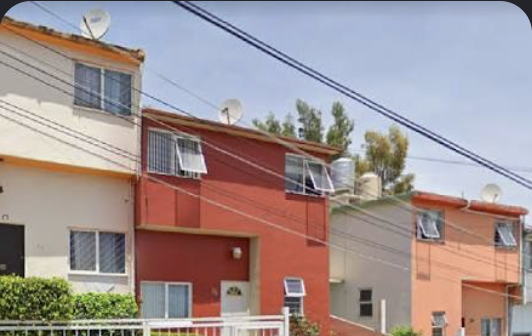 Row house de tres niveles con fachadas de color