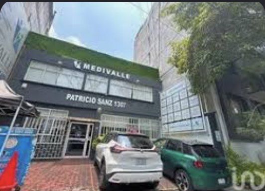 Oficina en edificio comercial con fachada y estacionamiento en Del Valle