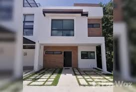 Casa Contemporánea con Entrada de Madera