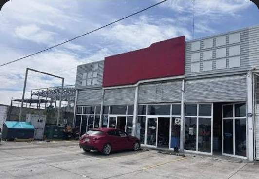 Local comercial en plaza con estacionamiento frontal