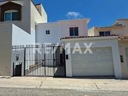 Townhouse Moderno con Cochera en Chapalita