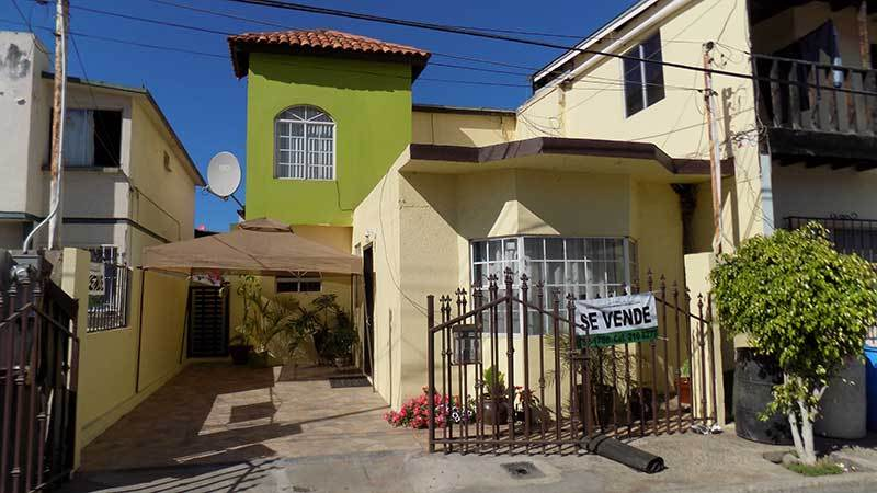 Casa Multicolor con Torre Verde