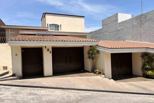 Casa con Techo de Teja y Cochera Doble en Las Palmas