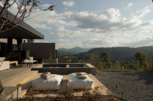 Casa de lujo con terraza de madera y vista panorámica a las montañas