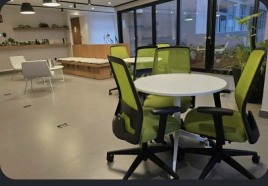Oficina con sala de juntas y sillas verdes en Juriquilla