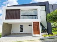 Casa de Dos Niveles con Ventanal de Doble Altura en Monteverde