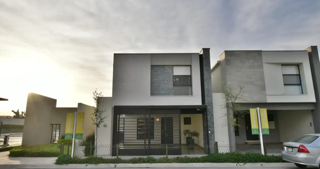 Casa Contemporánea con Portón de Slats en Valle Real
